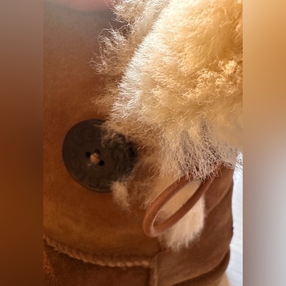 UGG Women's Bailey Button II Boot Size 7 - Picture 3 of 11